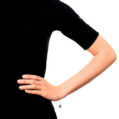 bracelet in silver on woman